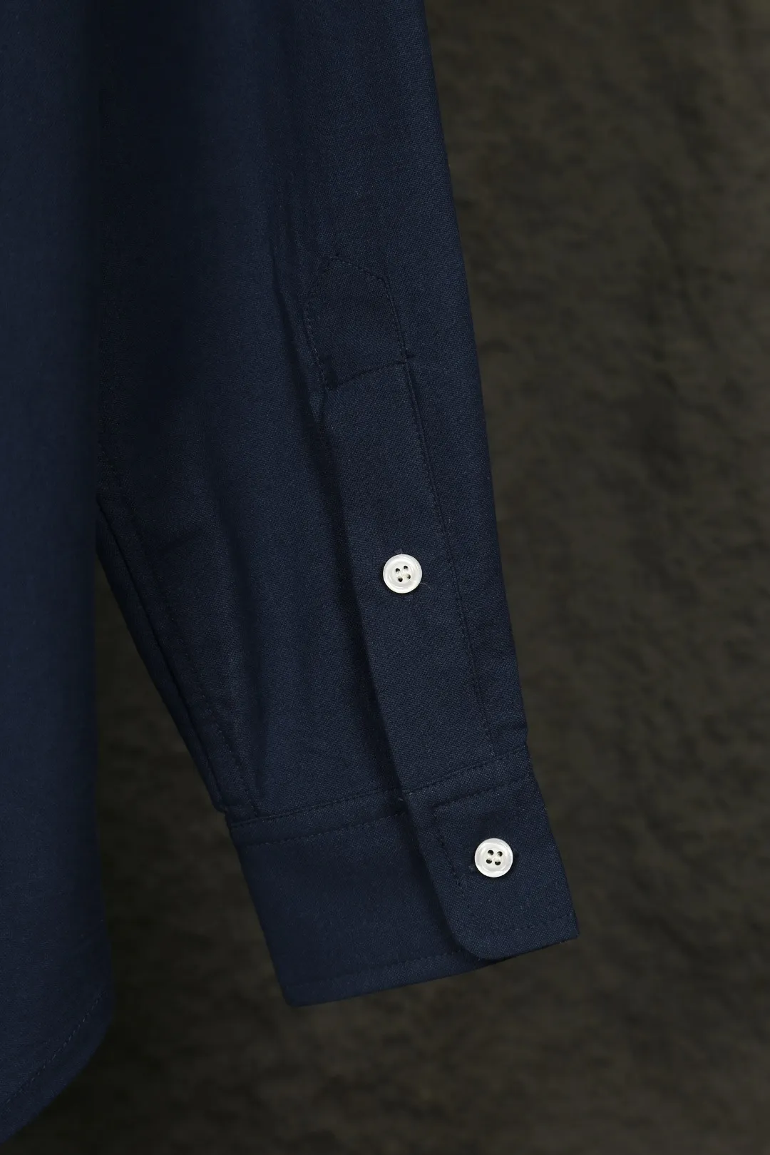 P230 Real photos [Evergreen for all seasons] Style number: 25011# Color: Navy red label/original blue/original white/matte pink/khaki/charcoal gray/black/dark blue white label Size: S to Face 100 cotton oxford spun, pre-laundering treatment, tight and soft texture ✅ - Custom dyed original pearlescent white buttons with different sizes ✅ - Special shaped chiffon foil included in the collar door tube, not easy to deform and pull ✅ - RL classic version of oxford spun shirt, thick and crisp feeling brought by oxford cloth, can be worn alone as an outer layer, can be matched with all seasons, practical wear, a must-have item in the wardrobe, start with eyes closed